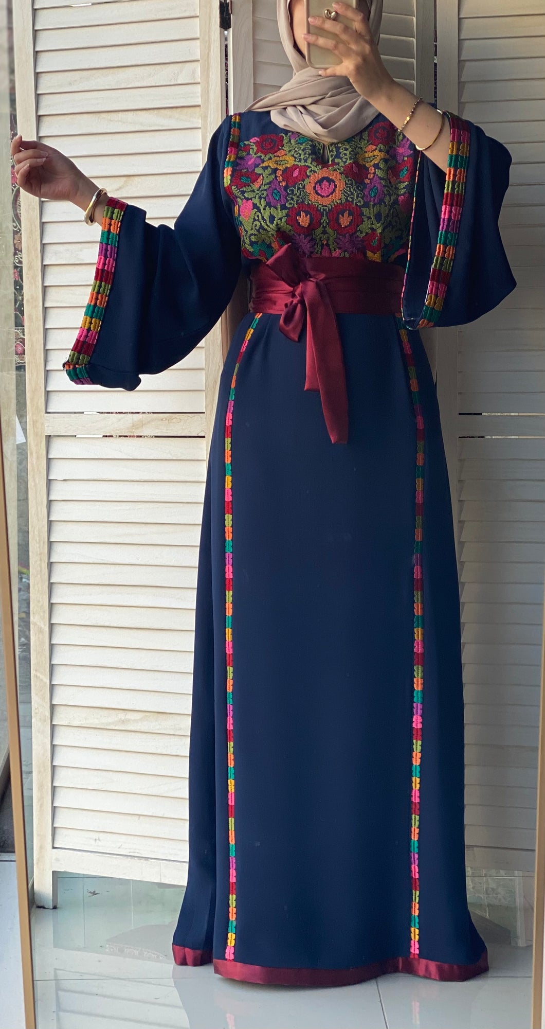 Elegant Navy Ward Thob With Manajil Details and Satin Belt